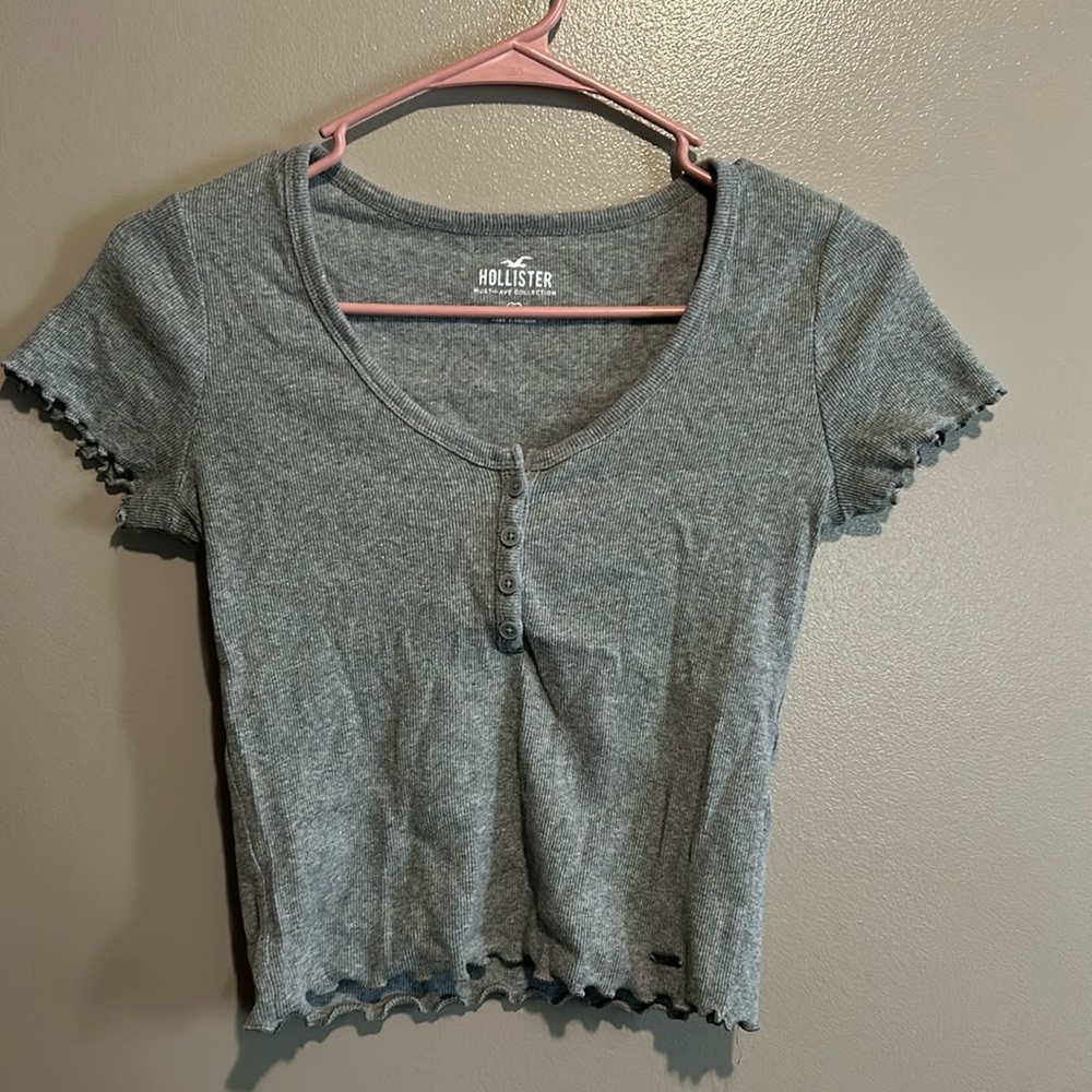Gray Small cropped Hollister Baby Tee - ruffled bottom hem and sleeves